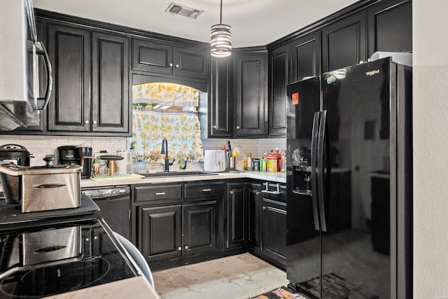 kitchen featuring a sink, dark cabinets, stainless steel microwave, visible vents, and black fridge with ice dispenser