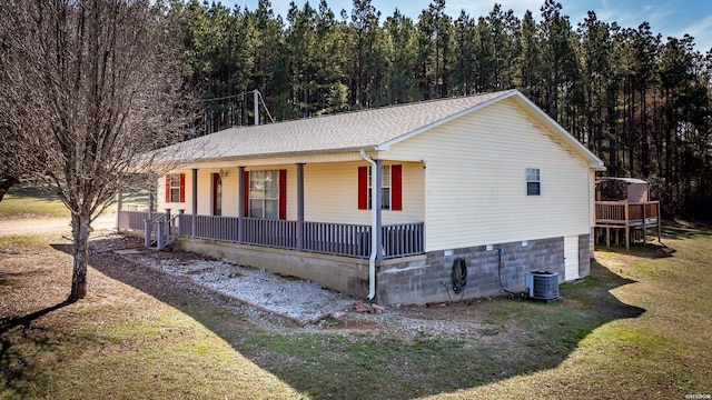 2939 Finch Rd, Bismarck, AR 71929 - ranch-style house featuring covered porch, a front yard, a wooded view, central AC, and crawl space