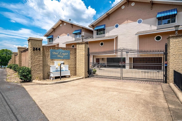 view of front of property featuring a gate and fence