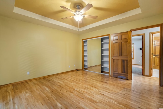 111 Black Oak Ct, Hot Springs, AR 71913 - spare room with a raised ceiling, a ceiling fan, and light wood-style flooring
