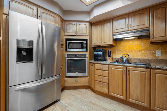 111 Black Oak Ct, Hot Springs, AR 71913 - kitchen with stainless steel appliances, under cabinet range hood, light wood finished floors, decorative backsplash, and stone counters