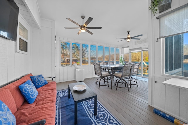 sunroom with ceiling fan