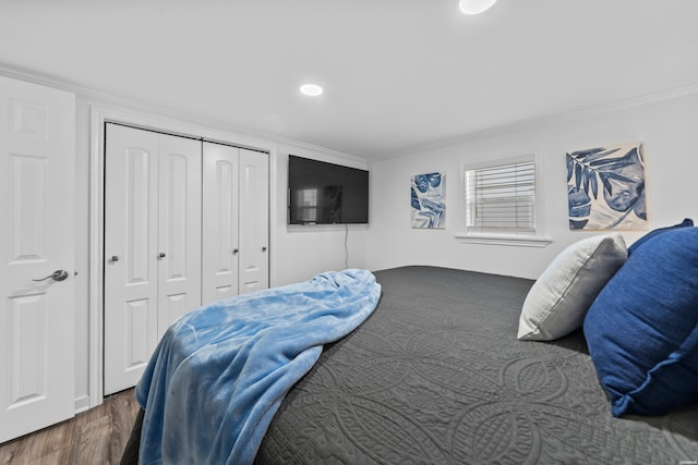 bedroom with crown molding, recessed lighting, a closet, and dark wood-style flooring