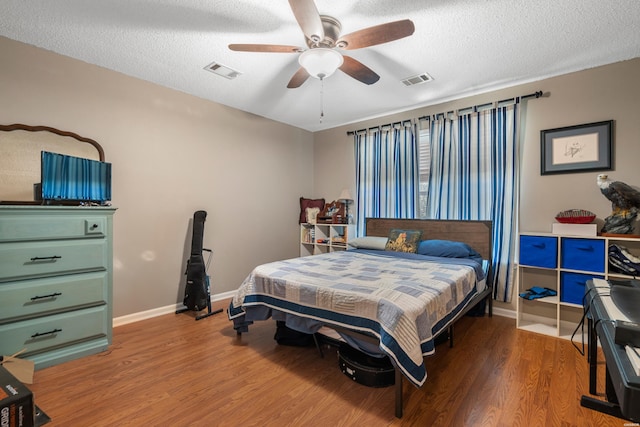 103 Deer View Ct, Hot Springs, AR 71913 - bedroom featuring wood finished floors, a textured ceiling, baseboards, and ceiling fan