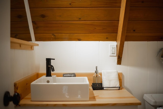 bathroom featuring a sink and toilet