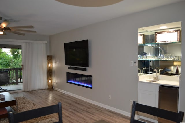 200 Hamilton Oaks Dr Unit J3, Hot Springs, AR 71913 - living area with wet bar, wood finished floors, a glass covered fireplace, a ceiling fan, and baseboards