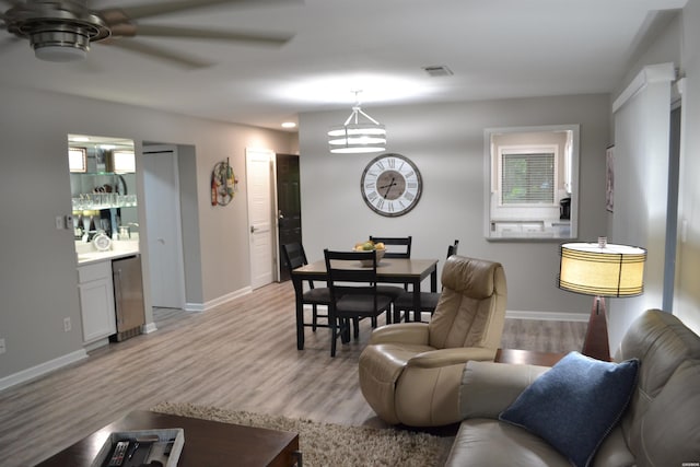 200 Hamilton Oaks Dr Unit J3, Hot Springs, AR 71913 - living room with ceiling fan, light wood finished floors, baseboards, and bar