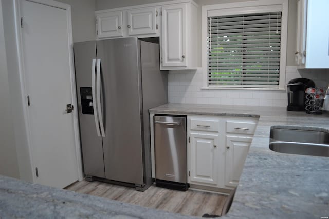200 Hamilton Oaks Dr Unit J3, Hot Springs, AR 71913 - kitchen featuring stainless steel fridge with ice dispenser, light wood-type flooring, white cabinets, decorative backsplash, and a sink