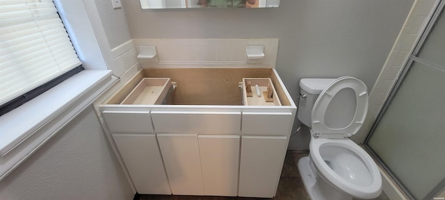 186 Vanadium Cir, Hot Springs, AR 71901 - bathroom featuring toilet and a shower with shower door