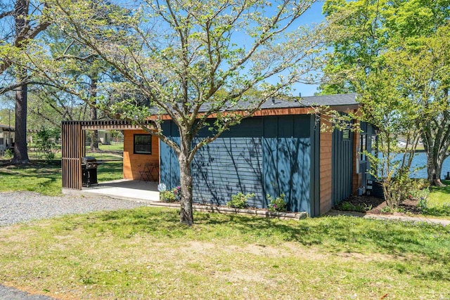 view of outdoor structure featuring an outdoor structure