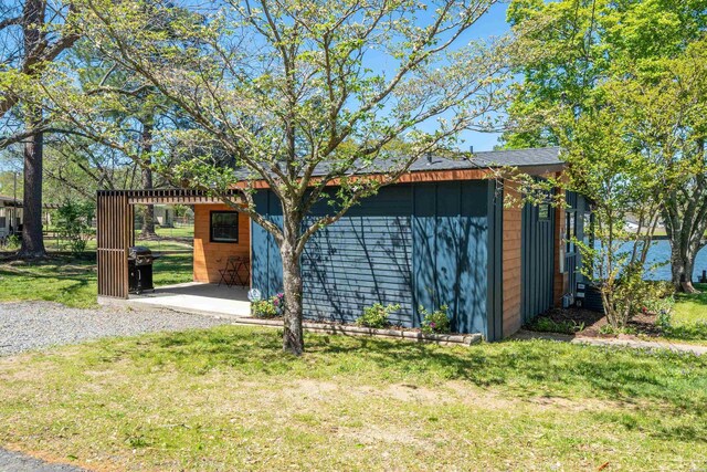 view of outdoor structure featuring an outdoor structure