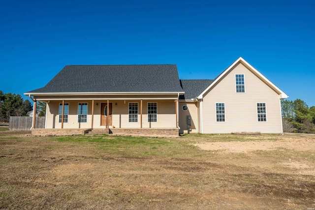 view of front facade featuring a front yard and covered porch