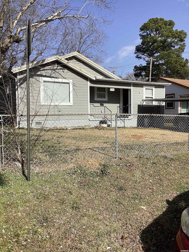 manufactured / mobile home featuring a fenced front yard and a front yard