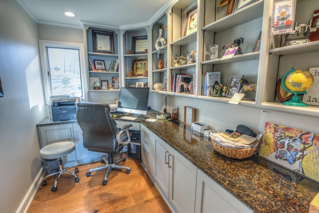 office space with light wood-type flooring, built in study area, crown molding, and recessed lighting