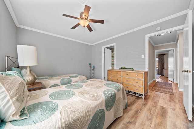 bedroom with light wood-style flooring, ornamental molding, ceiling fan, and baseboards