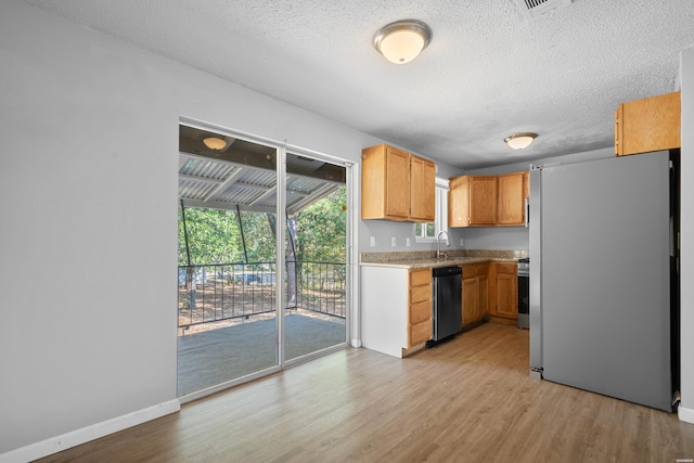 102 Brandiles Ln, Hot Springs, AR 71913 - kitchen with stainless steel appliances, light countertops, light wood-style flooring, a textured ceiling, and baseboards