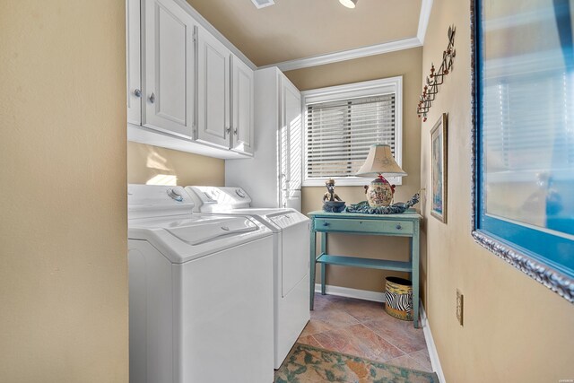 laundry room featuring cabinet space, visible vents, baseboards, independent washer and dryer, and crown molding