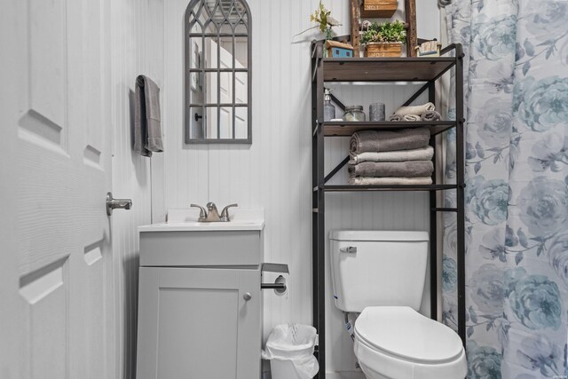 full bathroom featuring toilet, curtained shower, and vanity