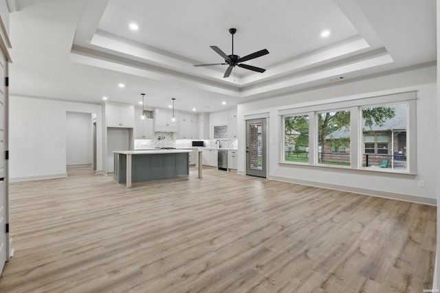 211 Cromwell Ct, Hot Springs, AR 71901 - unfurnished living room featuring a raised ceiling, a ceiling fan, light wood-style flooring, recessed lighting, and baseboards