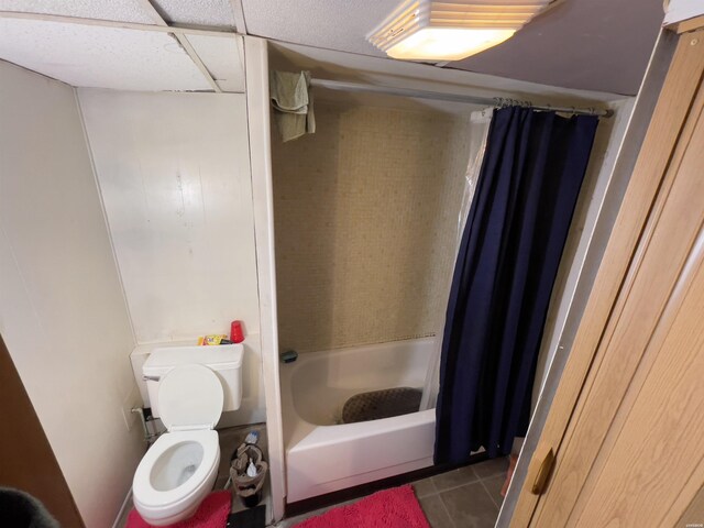 2207 Hobson Ave, Hot Springs, AR 71913 - full bath featuring toilet, shower / bath combo with shower curtain, and tile patterned floors
