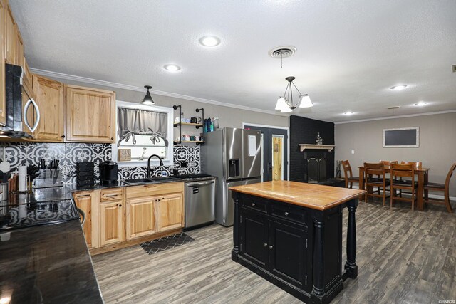 4413 Front Dr, Bryant, AR 72022 - kitchen with a sink, stainless steel appliances, crown molding, visible vents, and dark cabinets