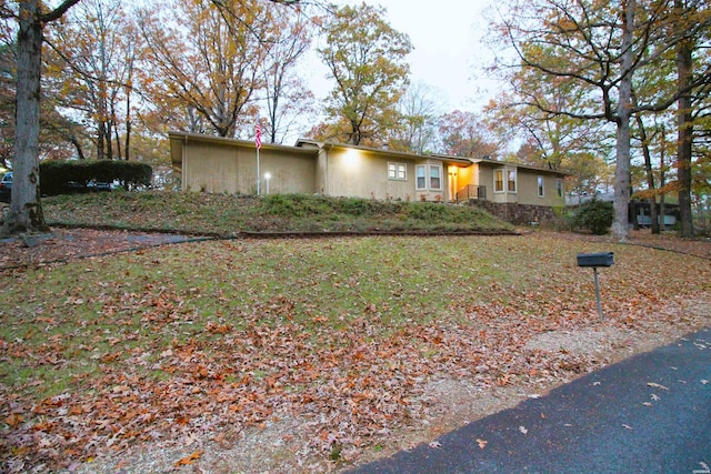 ranch-style house featuring stucco siding