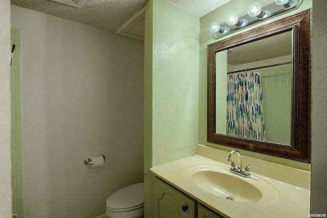 full bath with curtained shower, a textured wall, toilet, a textured ceiling, and vanity