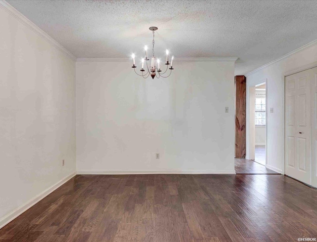 unfurnished room featuring a textured ceiling, ornamental molding, dark wood finished floors, and an inviting chandelier