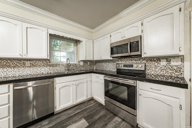 221 San Juan Dr, Hot Springs, AR 71913 - kitchen with stainless steel appliances, dark countertops, ornamental molding, and dark wood-style floors