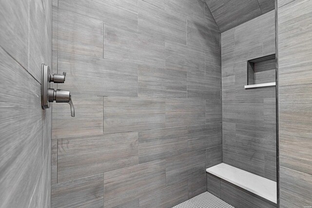 full bath with tiled shower