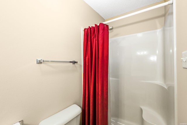 113 Deerview Cir, Hot Springs, AR 71913 - full bath featuring a shower with curtain, toilet, and a textured ceiling