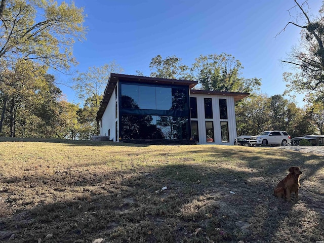 view of front of property with a front lawn