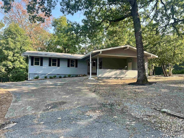 view of front facade with driveway and a carport