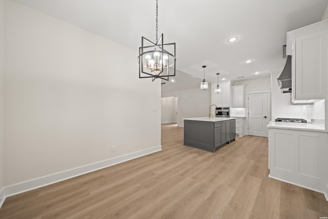 135 Ridgeway Pl, Hot Springs, AR 71901 - kitchen with a chandelier, a kitchen island with sink, recessed lighting, baseboards, and light wood-style flooring