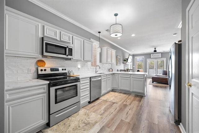 128 Kaleigh Ct Unit B, Hot Springs, AR 71913 - kitchen with appliances with stainless steel finishes, a peninsula, a ceiling fan, recessed lighting, and light wood-style flooring