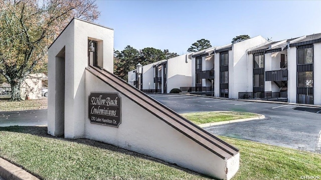 270 Lake Hamilton Dr Unit D6, Hot Springs, AR 71913 - exterior view of a parking lot and stucco siding