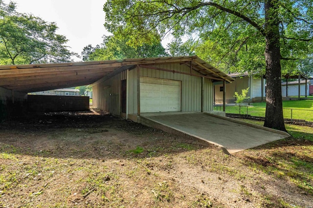 106 Grissom Trl, Hot Springs, AR 71913 - garage with a garage and dirt driveway