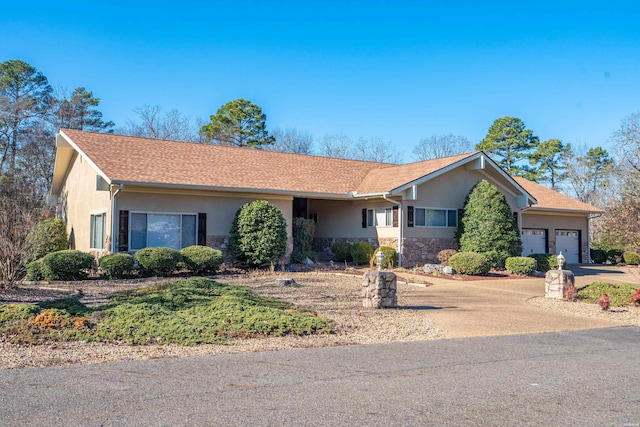 24 Excelso Ln, Hot Springs Village, AR 71909 - single story home featuring stucco siding, an attached garage, and stone siding