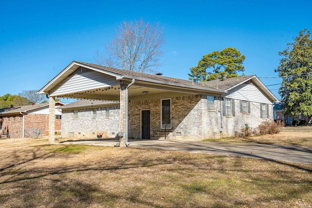 ranch-style house with driveway, a front lawn, crawl space, and brick siding