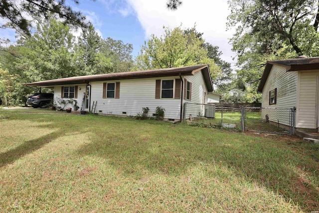 view of front of home featuring fence, crawl space, a gate, a carport, and a front yard