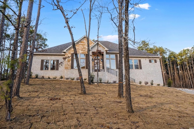 view of front of property with a front yard