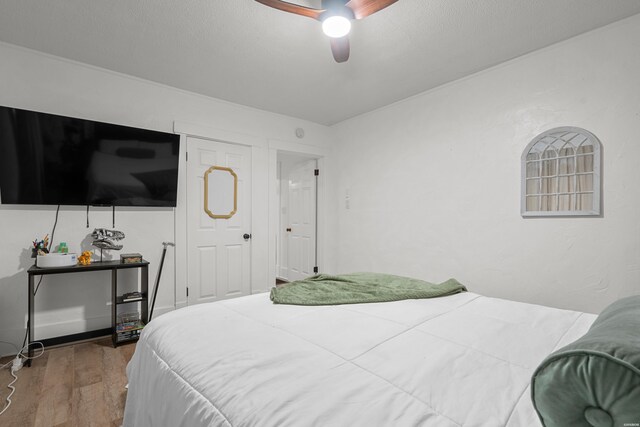 bedroom featuring wood finished floors and a ceiling fan