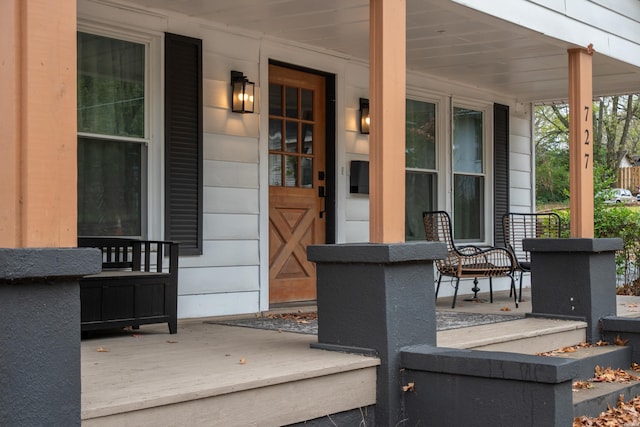 property entrance featuring a porch