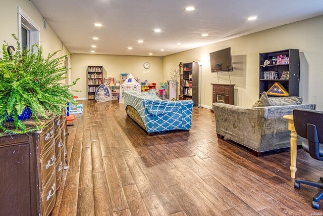 living area featuring wood finished floors, visible vents, and recessed lighting