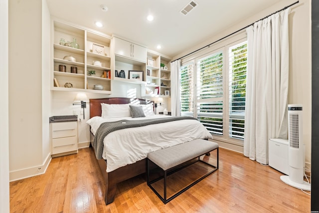 bedroom with light wood finished floors, baseboards, visible vents, and recessed lighting