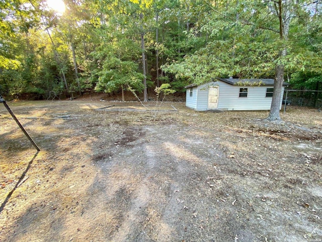 view of yard featuring an outbuilding