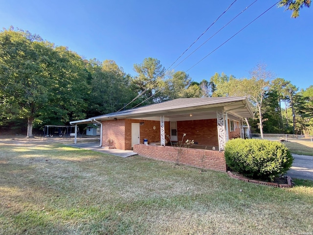 view of front of house with brick siding, fence, and a front yard