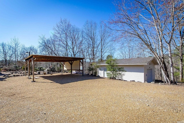 view of yard featuring an outbuilding and driveway