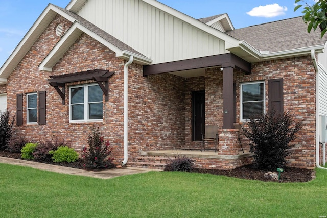115 Gatehills Pl, Hot Springs, AR 71913 - view of front of property with board and batten siding, brick siding, and a front lawn