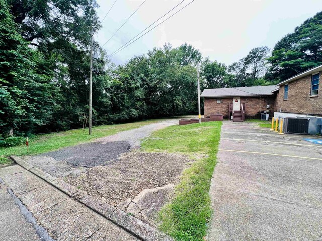 view of yard with central AC unit